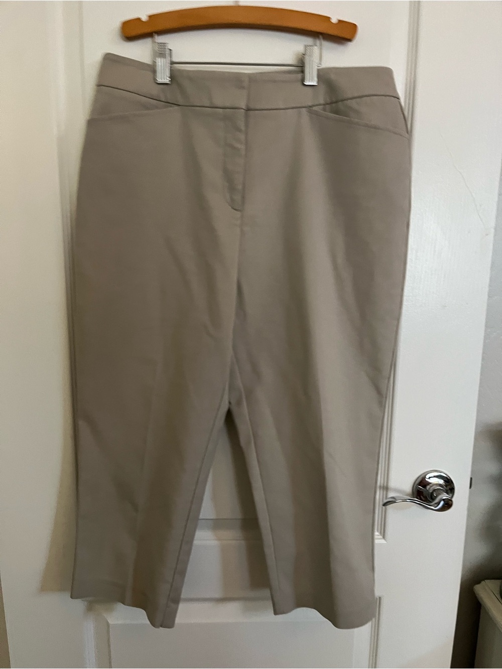 Chico's Taupe Pull-On Crop Pants size 1 (8-10)